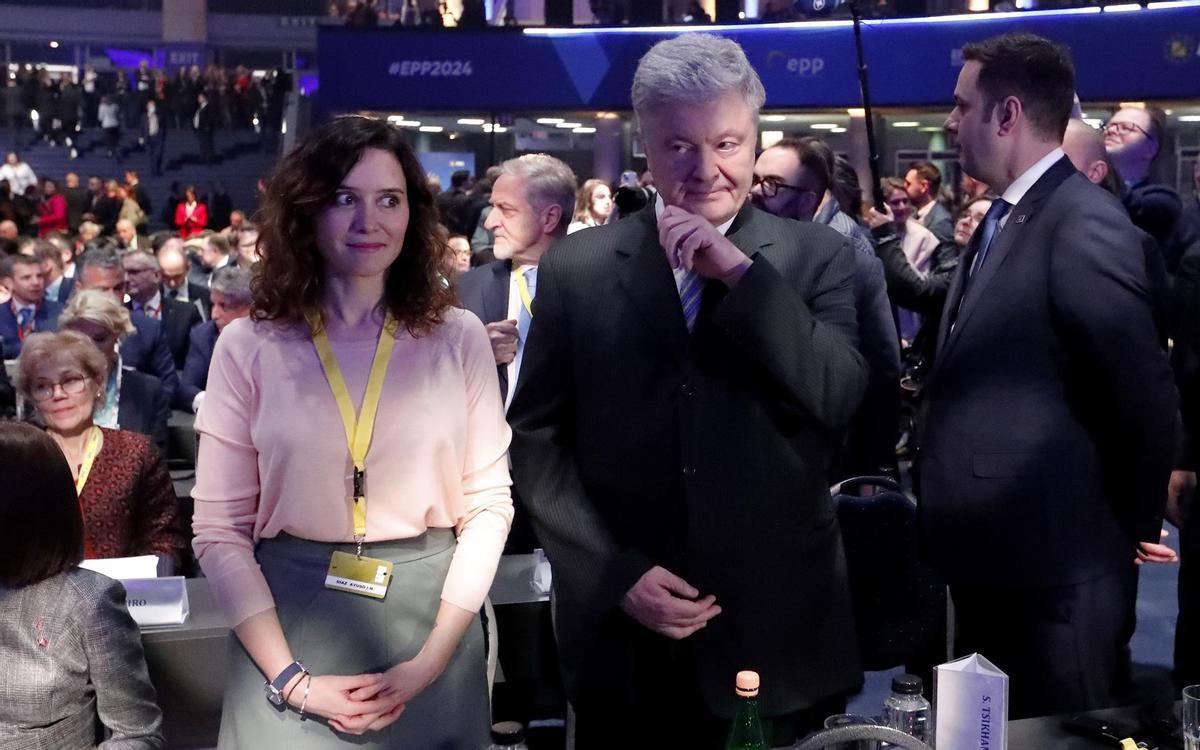 Isabel Díaz Ayuso junto al ex presidente de Ucrania, Petro Poroshenko, en el congreso del PPE en Bucarest.