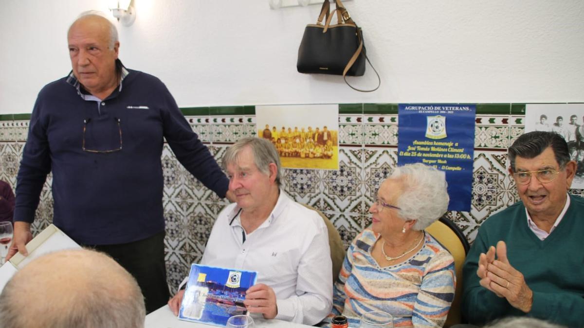 El exjugador y exdirectivo Tomás Moñinos con la placa durante el homenaje