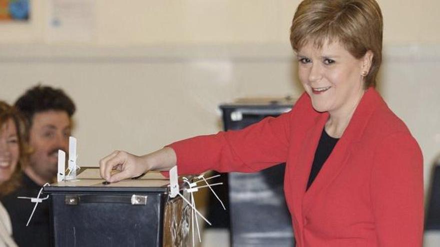 La líder escocesa Nicola Sturgeon, votant.