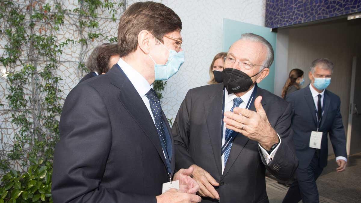 Isidre Fainé, presidente de la fundació La Caixa, y la fundación Fede, con el presidente de Bankia, José Ignacio Goirigolzarri