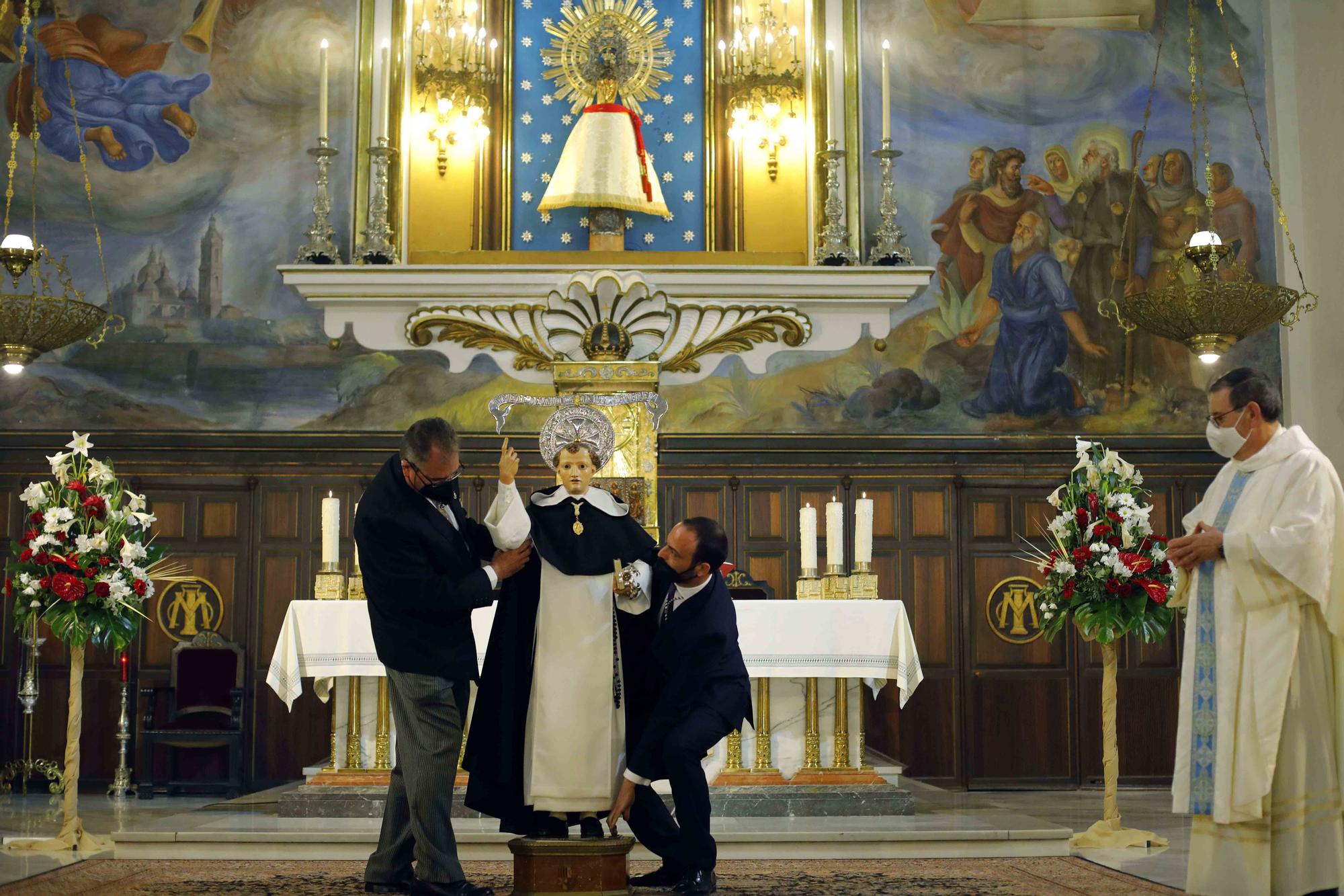 San Vicente Ferrer del Altar del Pilar sale a la puerta de la iglesia.