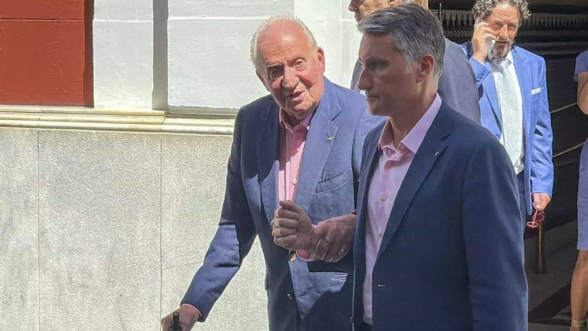El rey Juan Carlos, en Sevilla, con sus nietos Felipe Juan Froilán y Victoria Federica
