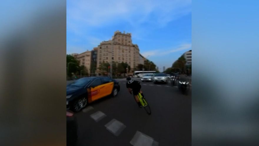 Un grupo de ciclistas conducen de forma temeraria por Barcelona