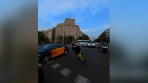 Un grupo de ciclistas conducen de forma temeraria por Barcelona