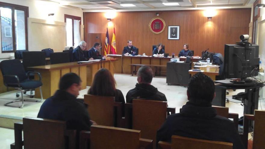 Los dos acusados, ayer durante el juicio celebrado en la Audiencia de Palma.