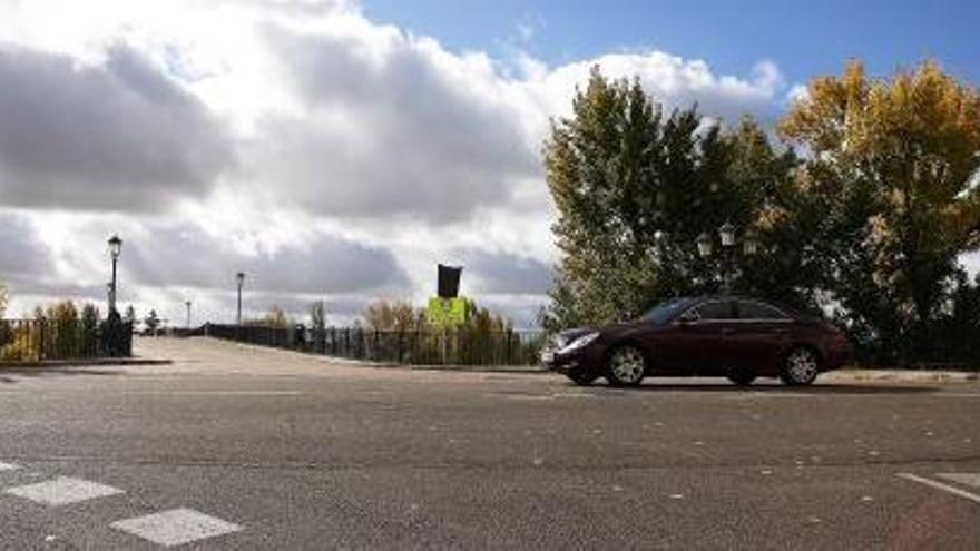 El Puente de Piedra, de nuevo cerrado al tráfico al abrirse la avenida de Vigo