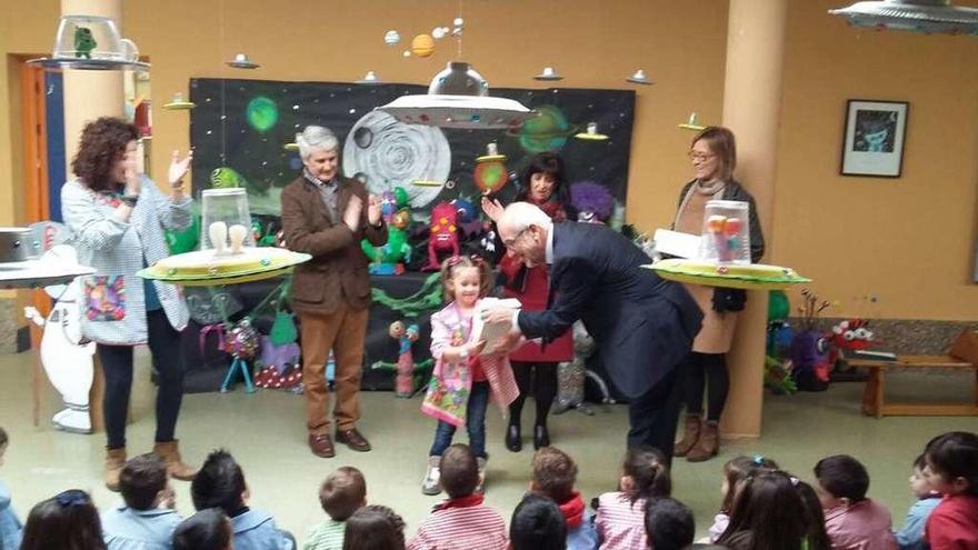 Zaira Casado Barrio recibe el premio del concurso de dibujo infantil.
