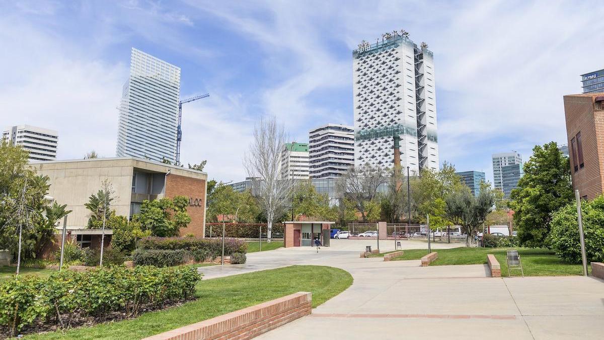 Acceso de los colegios Xaloc y Pineda de L'Hospitalet de Llobregat