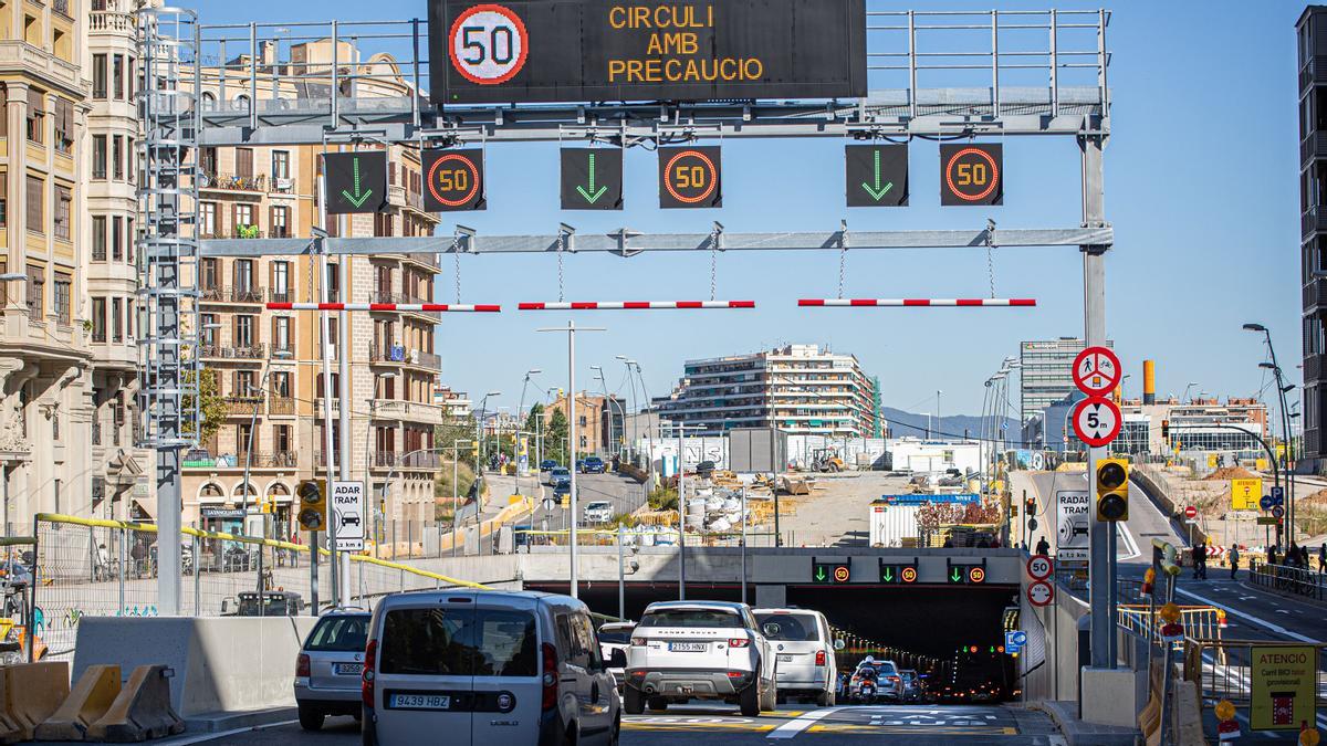 El nuevo túnel que atraviesa la plaza de las Glòries de la capital catalana se ha abierto este sábado al tráfico para los vehículos que salen de Barcelona, en sentido Besòs.