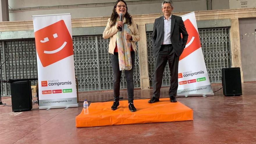 Mónica Oltra con Josep Vicent Garcia en el acto celebrado ayer en el mercado municipal.