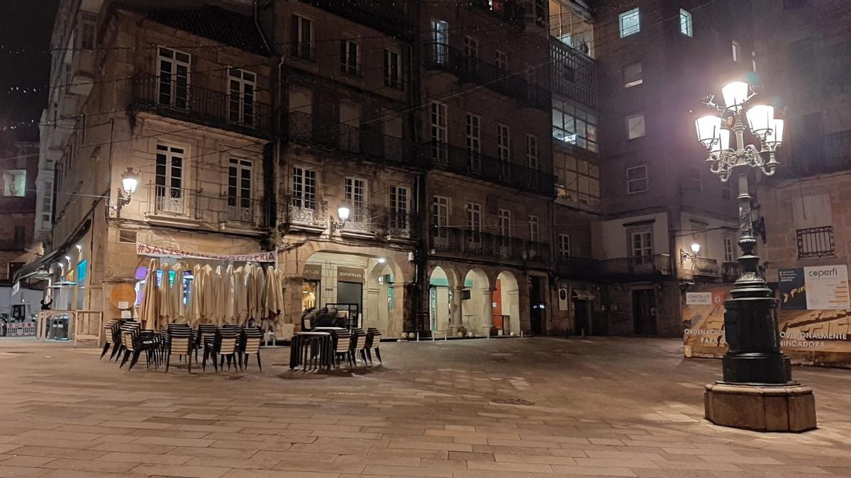 Vista de las calles de Vigo vacías durante el toque de queda