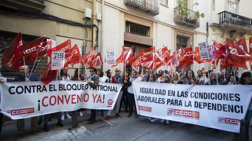 Protesta del personal de dependencia y sanitario por una mejora salarial y un convenio digno