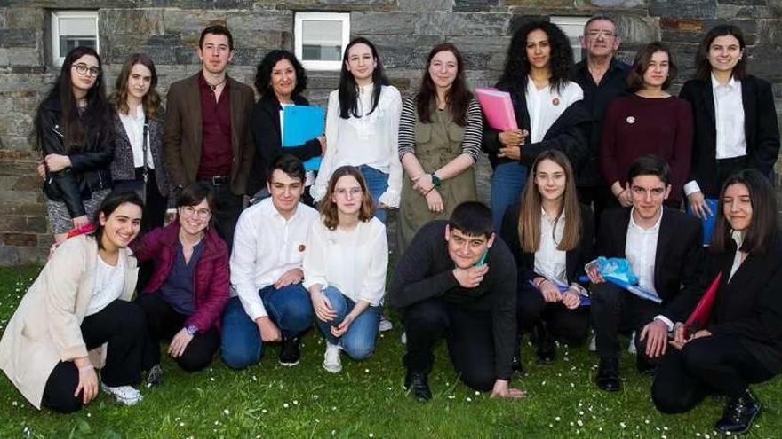 Alumnos e docentes dos tres centros, con Daniel Sousa (terceiro pola esquerda) e a directora xeral de Xuventude, Cristina Pichel, no centro.