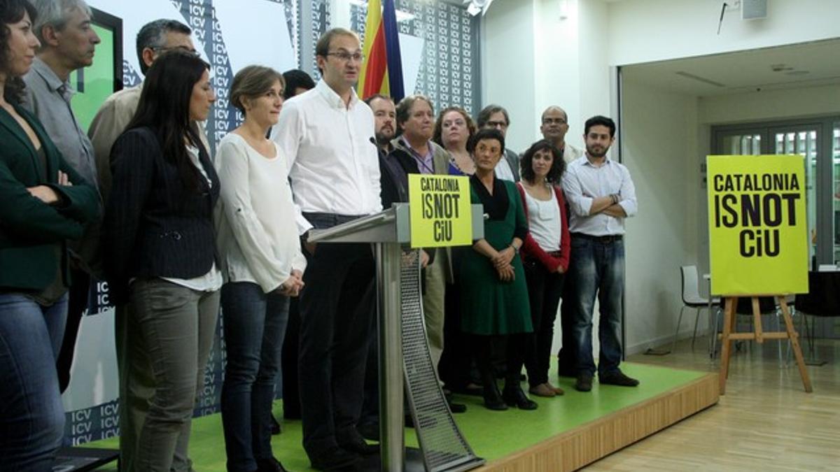 Joan Herrera, junto a otros candidato de ICV-EUiA, durante la presentación del eslogan de campaña, este domingo.