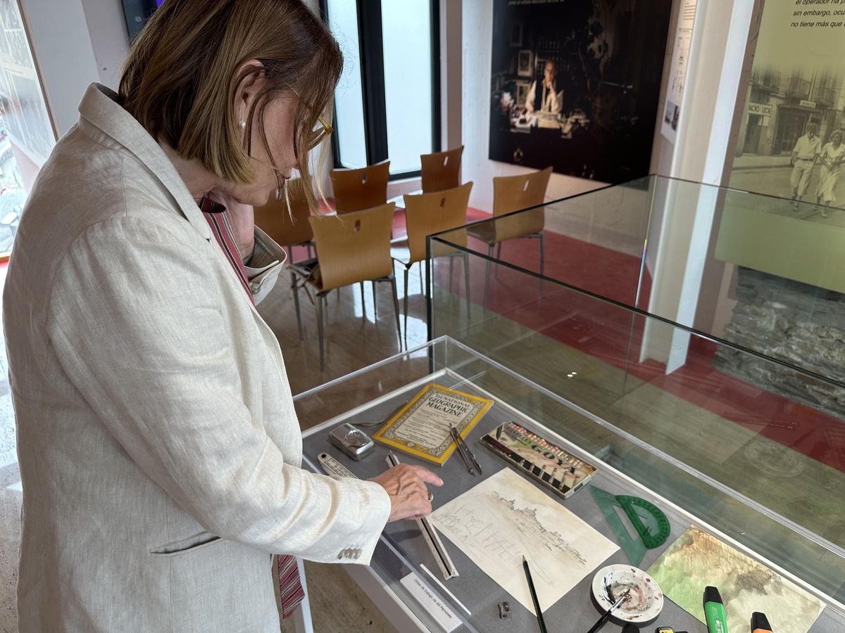 Vitrina donde se muestra el material de dibujo de Gil Parrondo.