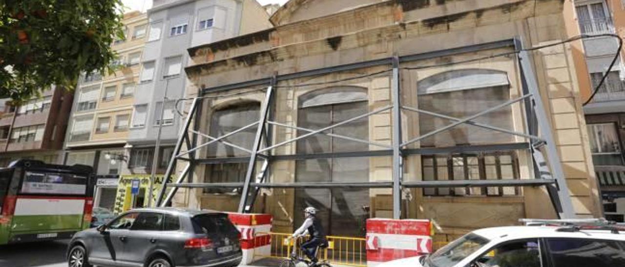 El edificio centenario de El Progreso, apuntalado con vigas por seguridad, en la plaza de la Constitución.