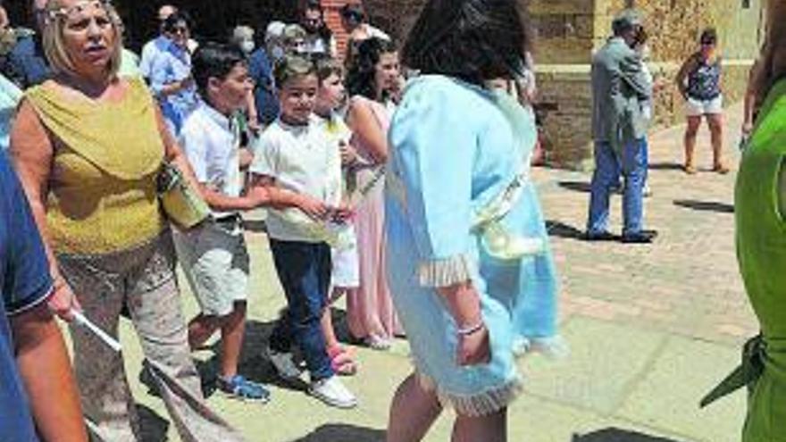 Algunos de los niños a los que se ha impuesto las bandas este año como miss y mister de las fiestas. | E. P.