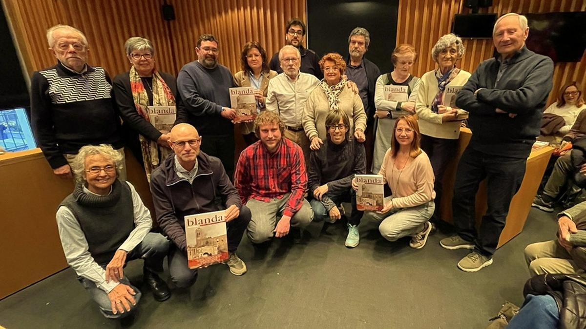 L’alcalde i la regidora, amb els autors i el personal de l’Arxiu.