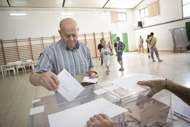 Electores canarios votando en Fuerteventura.