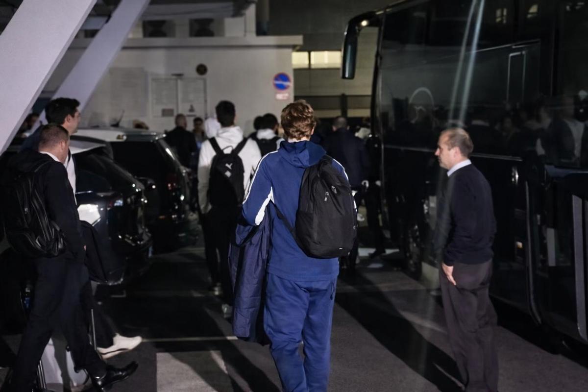 Imagen de la plantilla del Valencia al llegar a Manises