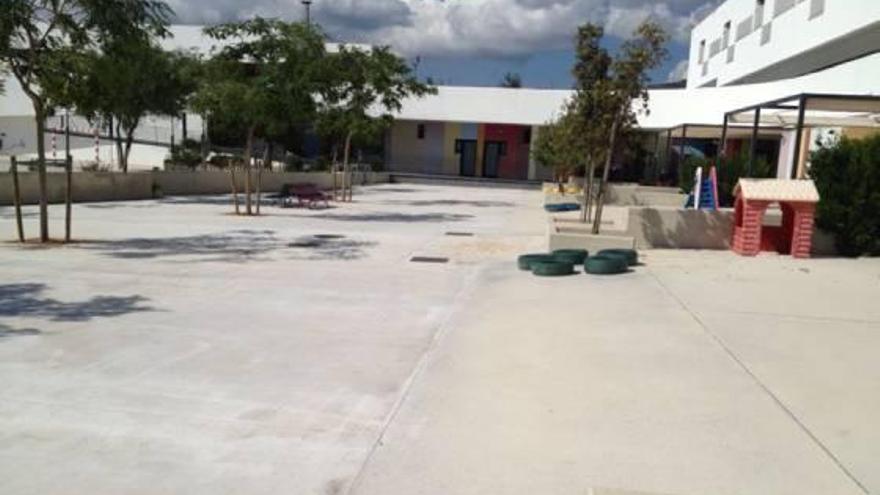 El Ayuntamiento pavimenta con cemento el patio del CEIP