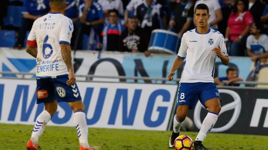 Rachid, exjugador del Sporting, da un pase a Vitolo en su debut ayer con el Tenerife.