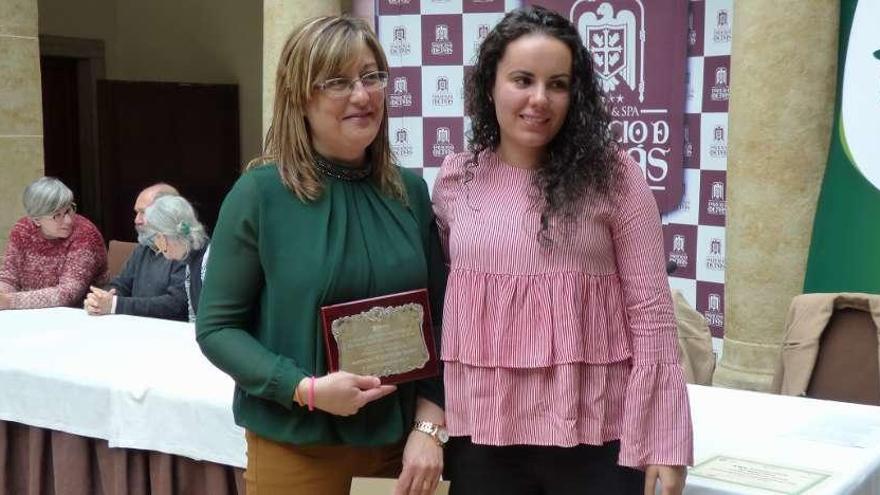 Rocío Blanco, con la concejala Jennifer Fernández en la entrega de los Premios Saludables de Tineo.