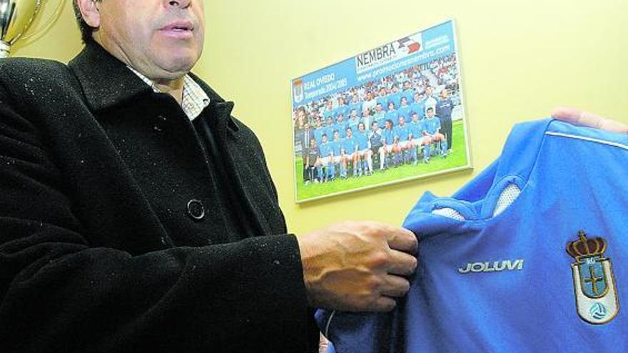 José Antonio García, con una camiseta del Oviedo, en el Carlos Tartiere, en febrero de 2005.