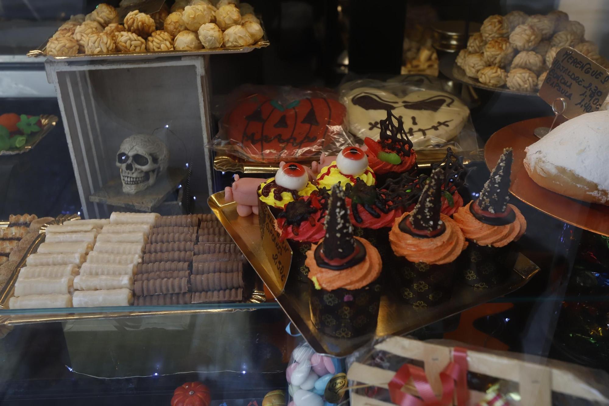 En imágenes | Los escaparates de Zaragoza se visten de Halloween