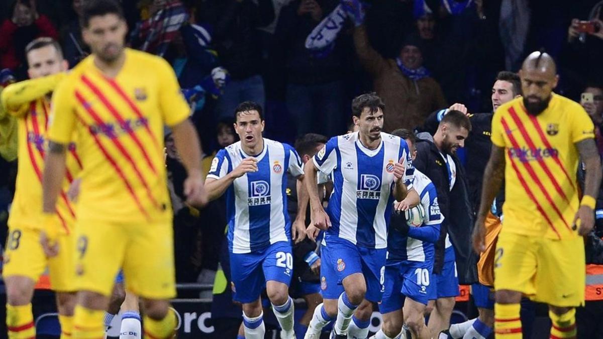 Los jugadores del Espanyol celebran el segundo gol, obra de Wu Lei, que supuso el empate ante la desolación de los jugadores del Barça.