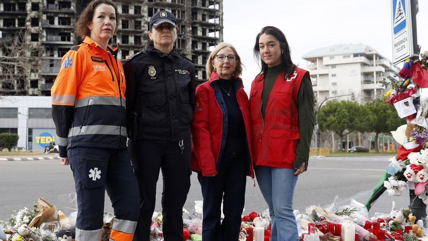 Paola Benlloch, Lourdes M. Amelia Ivars y María Esteve, frente al edificio siniestrado. | EFE/MIGUEL ÁNGEL POLO