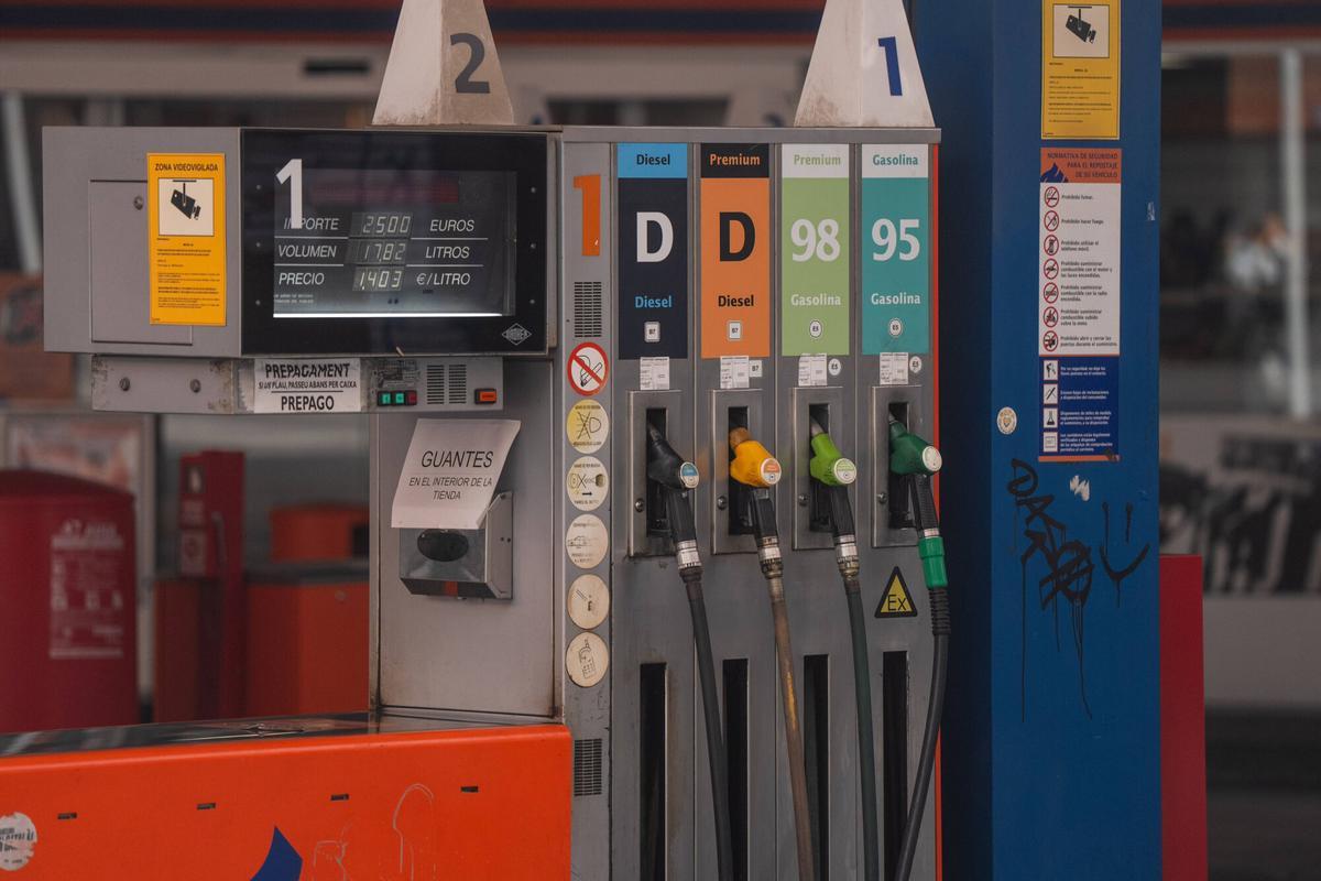 Atmosphere in an urban gas station in the Sants neighborhood.
