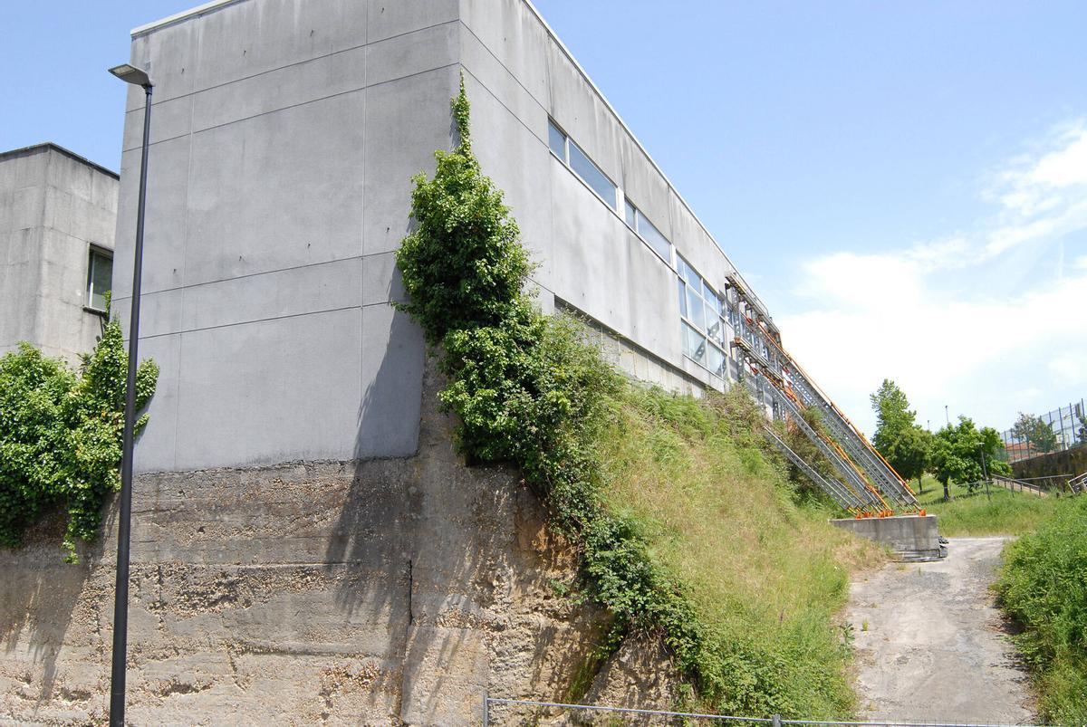 La maleza escala por una de las paredes del antiguo centro de salud.
