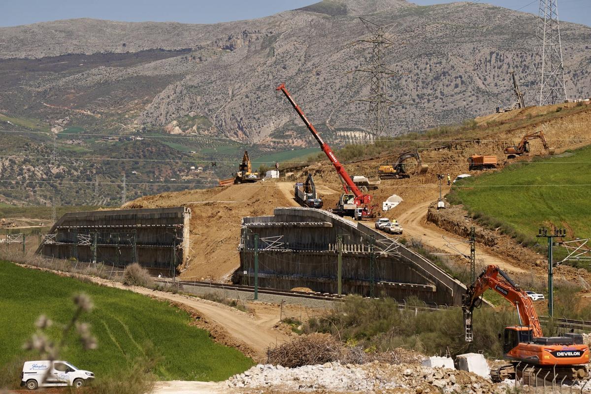 Trabajos de recuperación de la línea de alta velocidad afectada por un desprendimiento en Álora, este lunes, 16 de marzo.