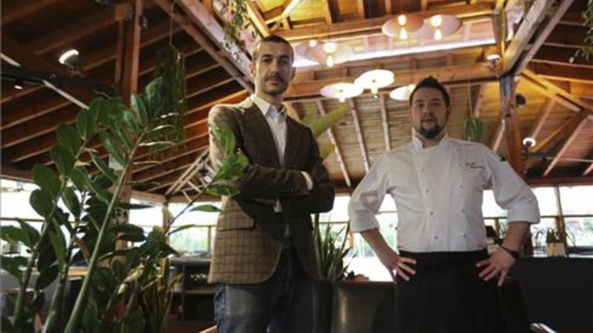 Jordi Ciuraneta y Josep Badrinas, en el comedor de La Balsa. Foto; Danny Caminal