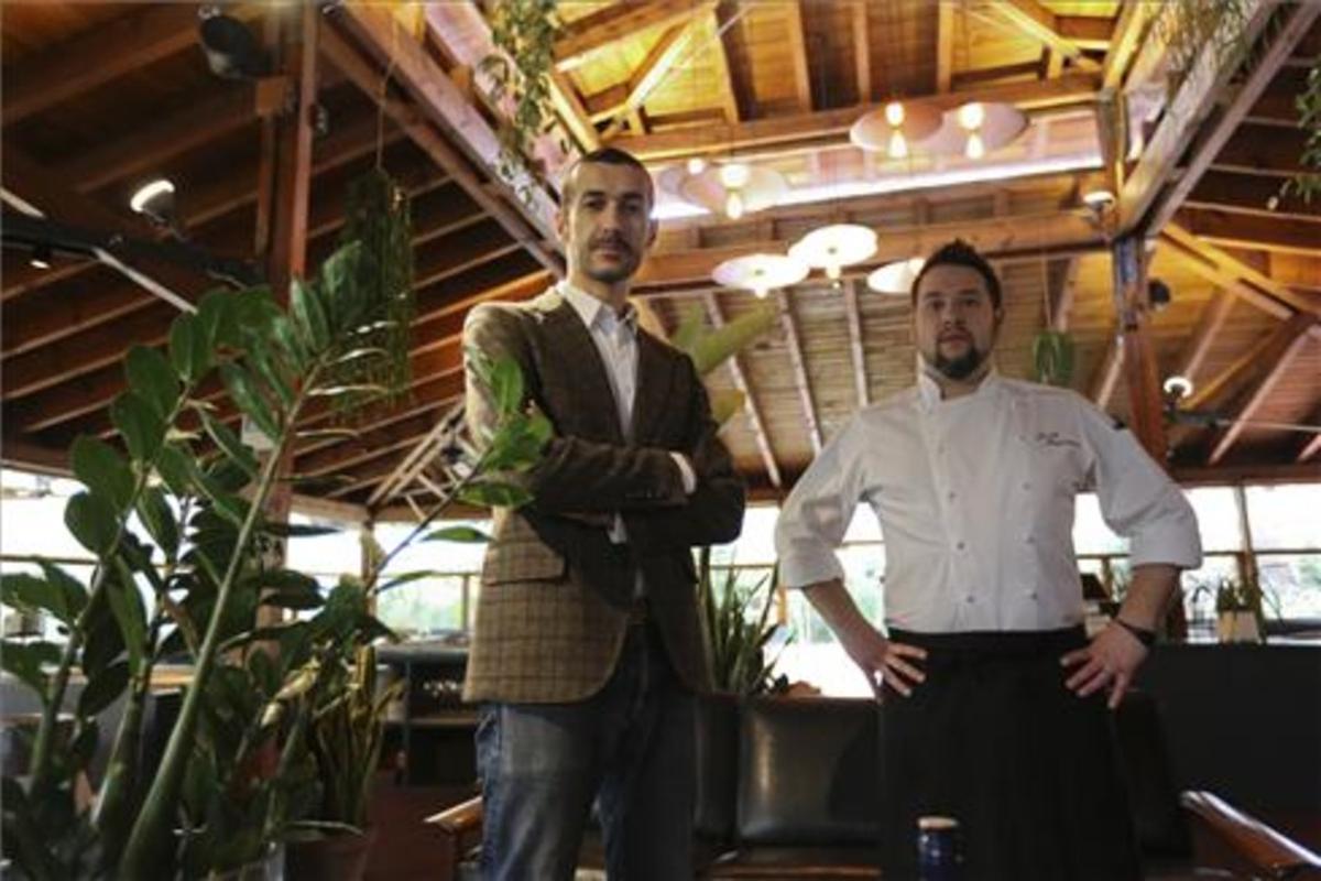 Jordi Ciuraneta y Josep Badrinas, en el comedor de La Balsa. Foto; Danny Caminal