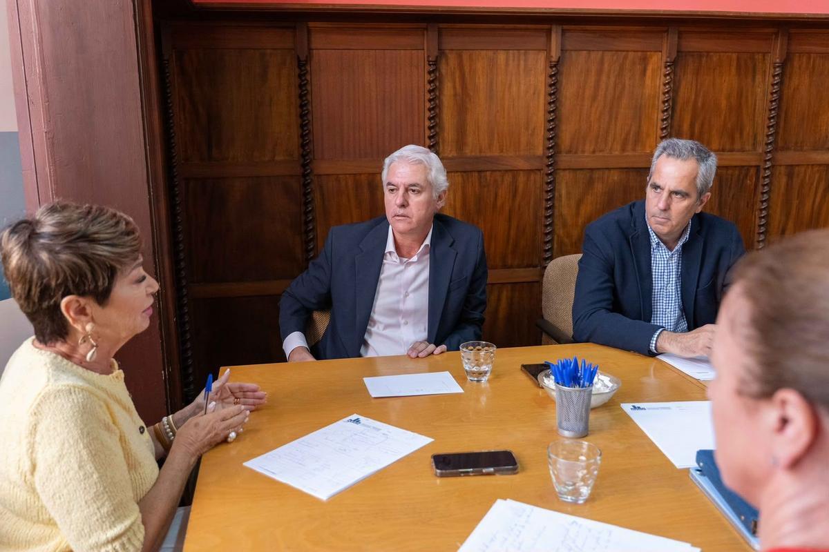 María Salud Gil, presidenta de la Asociación de Empresarios Constructores y Promotores de la Provincia de Las Palmas, el presidente insular del Partido Popular de Gran Canaria, Carlos Sánchez, y el portavoz del Grupo Popular en el Cabildo de Gran Canaria, Miguel Jorg.