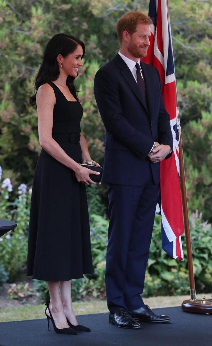 Los duques de Sussex posando en la embajada británica en Dublín