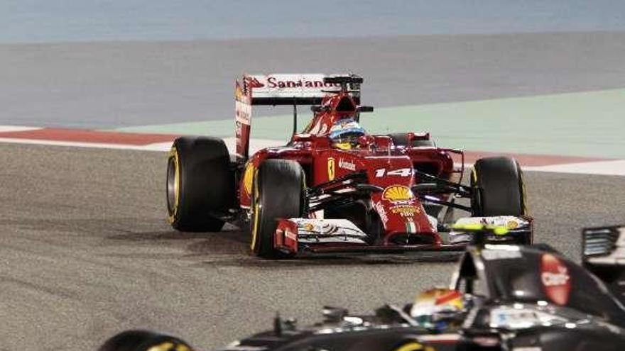 El Ferrari de Alonso, ayer en la sesión de libres. // Caren Firouz