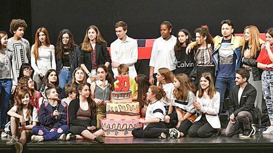 Foto de família amb tots els participants, amb pastís d&#039;aniversari inclòs, després de les tres representacions d&#039;ahir al teatre Conservatori