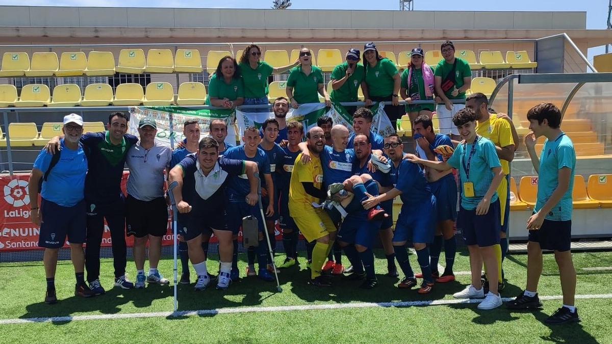 El cuerpo técnico, la afición y los futbolistas del Córdoba CF Genuine celebran el cierre de campaña.