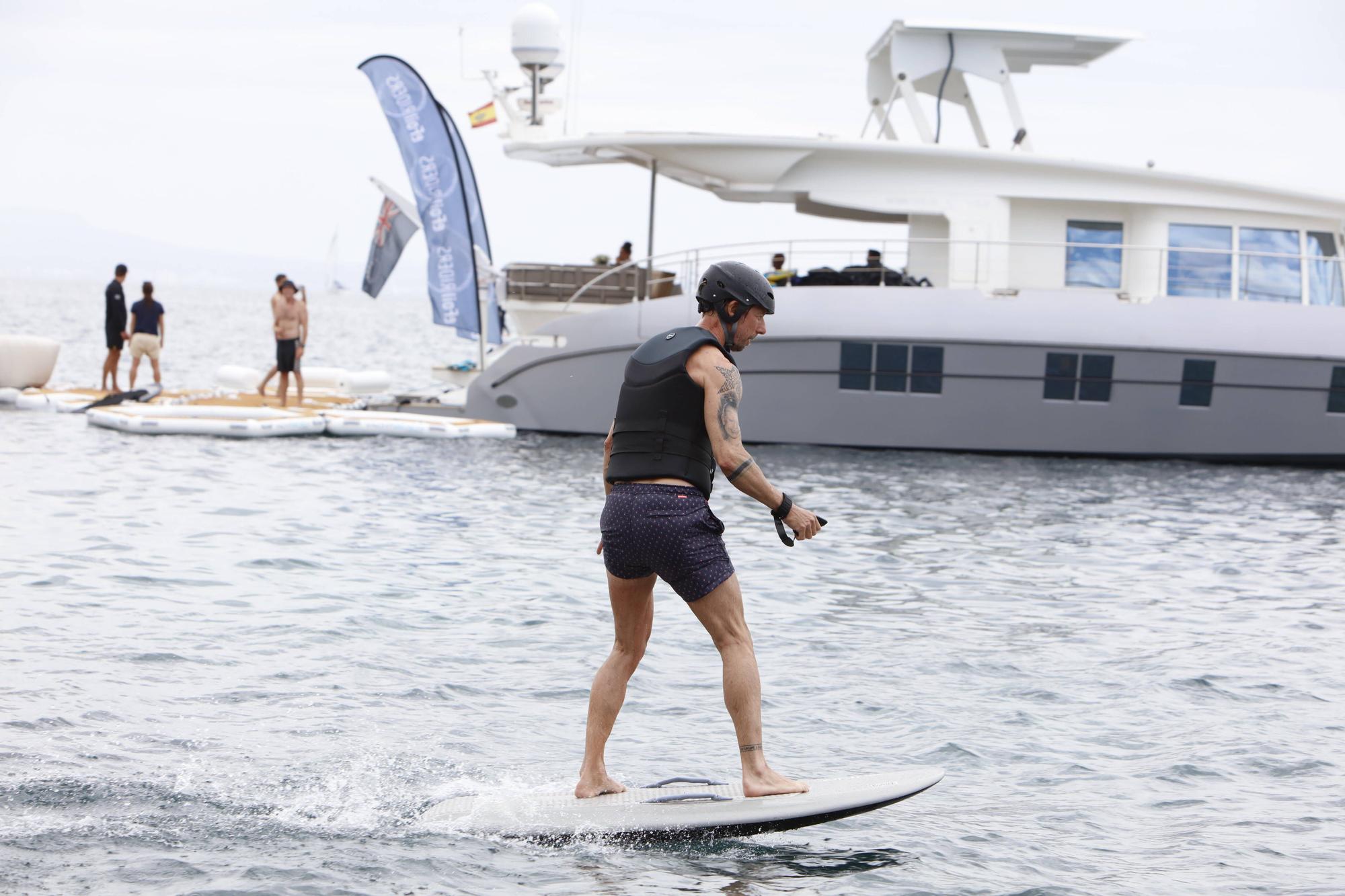 Mit dem E-Boot und dem elektrischen Surfbrett vor Mallorca unterwegs