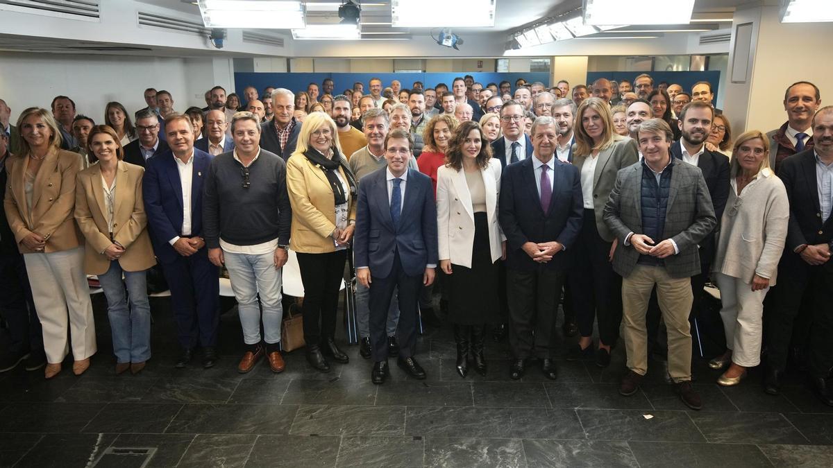 Isabel Díaz Ayuso junto a los 130 alcaldes del PP en la Comunidad de Madrid