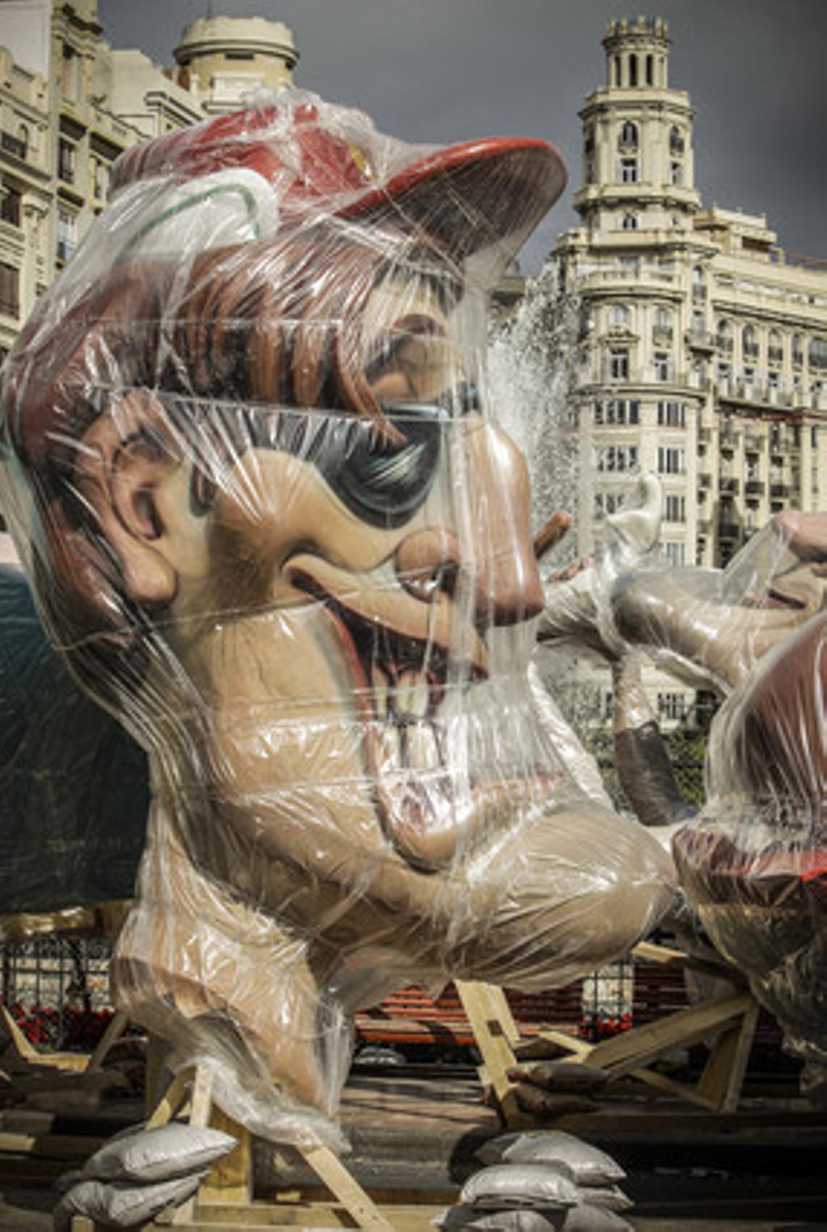 Alguna de les peces dels monuments fallers de la secció especial a l’espera del seu muntatge.