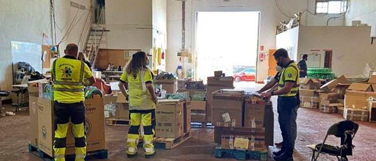 Voluntarios de Emerlan con cajas con alimentos. | | LP/DLP