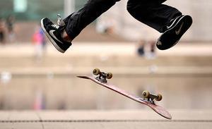 Un jove fa piruetes mentre la seva taula de ’skate’ gira per l’aire al Hyde Park de Sydney (Austràlia).