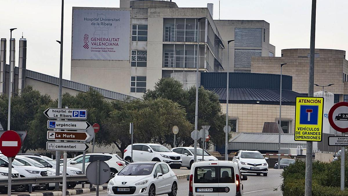 Vista exterior del Hopsital de la Ribera, donde se atienden decenas de personas con síntomas graves de Covid. | PERALES IBORRA