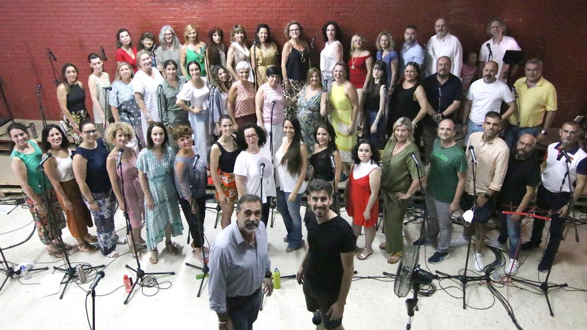 Rafael Cidres y Nacho Lozano, en primer plano, con el coro Gospel Córdoba que ofrecerá un concierto este sábado en La Axerquía.