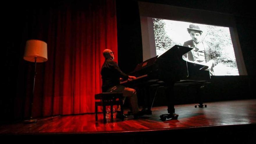 Josetxo Fernández de Ortega, al piano, con una escena del mediometraje &quot;Charlot el vagabundo&quot;, ayer, en la Casa de Cultura de Avilés.