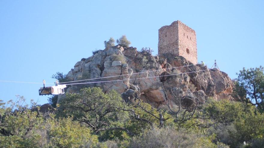 Este pueblo de Castellón usa una tirolina para hacer obras en su emblemática torre